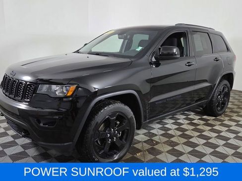 Used 2020 Jeep Grand Cherokee Laredo image 3