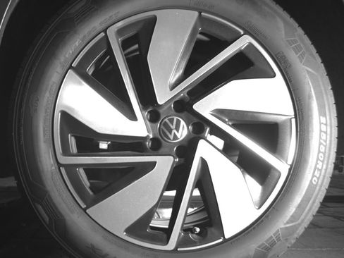 Used 2025 Volkswagen Atlas SE AWD/4WD image 9
