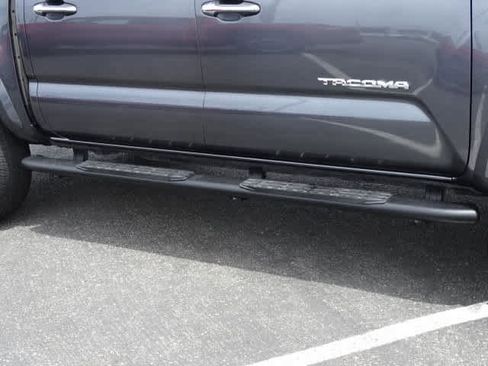 Used 2022 Toyota Tacoma Limited RWD image 10