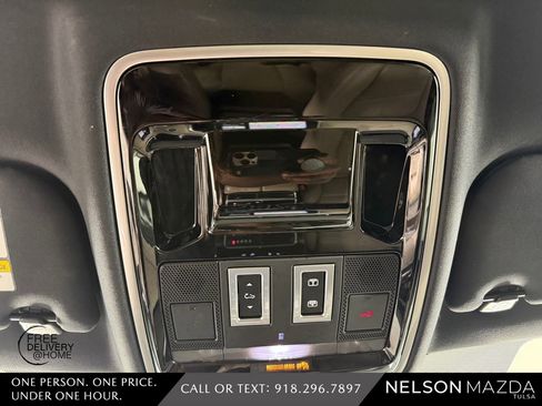 Used 2018 Land Rover Range Rover Velar R-Dynamic HSE AWD/4WD image 32