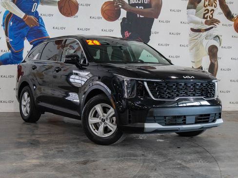 Used 2024 Kia Sorento LX image 2