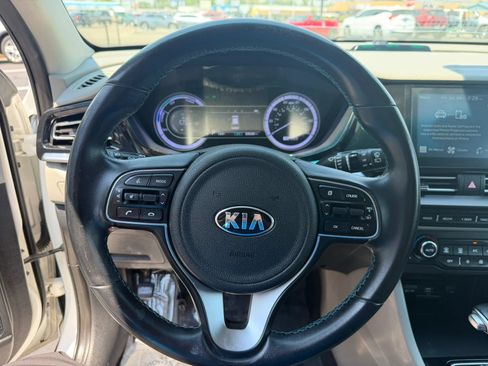 Used 2020 Kia Niro LXS FWD image 23