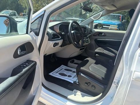 Used 2022 Chrysler Voyager LX FWD image 10