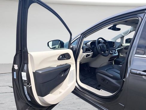 Used 2023 Chrysler Pacifica Touring-L FWD image 9