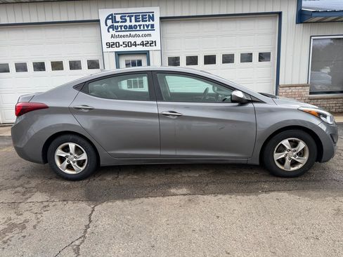 Used 2014 Hyundai Elantra SE image 2
