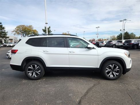 New 2026 Volkswagen Atlas SE image 2