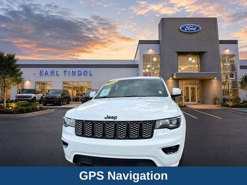 Used 2018 Jeep Grand Cherokee Altitude AWD/4WD image 3