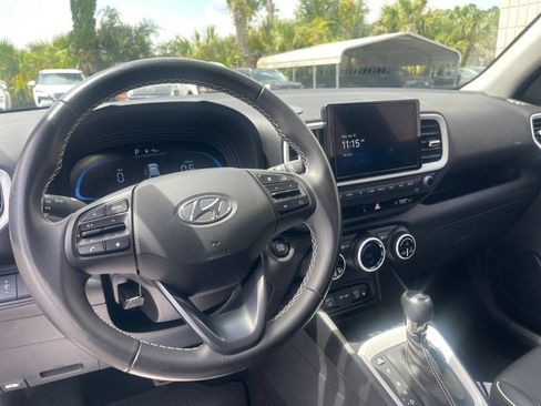 Used 2025 Hyundai Venue Limited FWD image 11