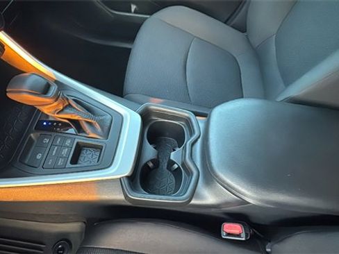 Used 2021 Toyota RAV4 LE image 19