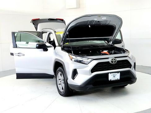 Used 2025 Toyota RAV4 LE AWD/4WD image 9