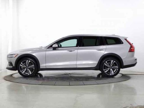 Certified 2025 Volvo V60 B5 Cross Country Plus image 6