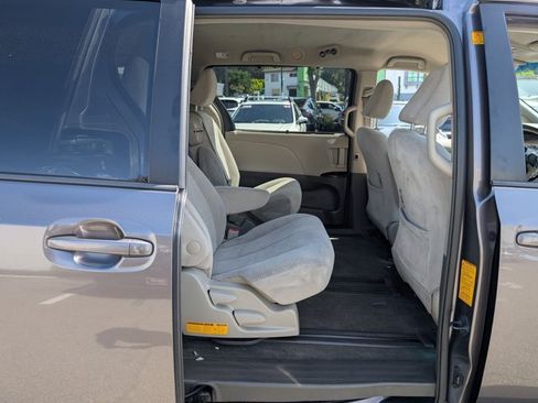 Used 2012 Toyota Sienna LE FWD image 18
