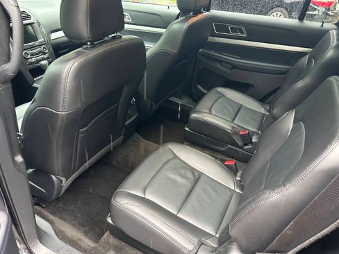 Used 2017 Ford Explorer XLT w/ Equipment Group 202A AWD/4WD image 15