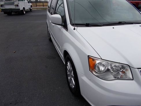 Used 2016 Chrysler Town & Country Touring image 10
