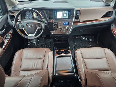 Used 2017 Toyota Sienna Limited Premium image 2