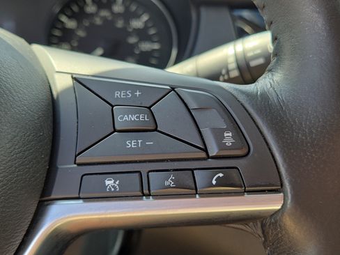 Used 2018 Nissan Rogue SV w/ Premium Package FWD image 24