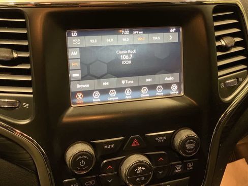 Used 2020 Jeep Grand Cherokee Laredo image 18