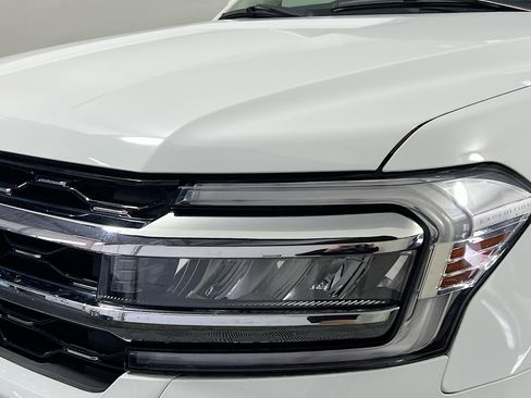 Used 2024 Ford Expedition Limited image 11