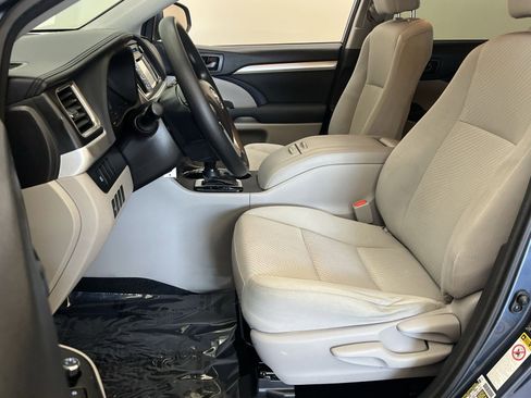 Used 2017 Toyota Highlander LE FWD image 12