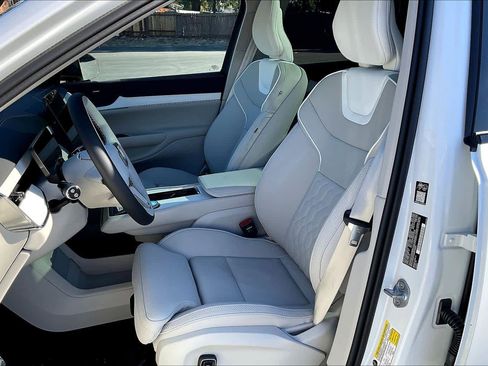 New 2025 Volvo EX90 Plus w/ Protection Package Premier image 11