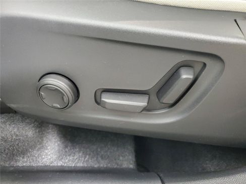 Certified 2025 Volvo XC40 B5 Plus AWD/4WD image 17