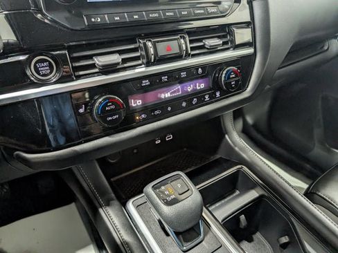 Used 2023 Nissan Pathfinder SL AWD/4WD image 22
