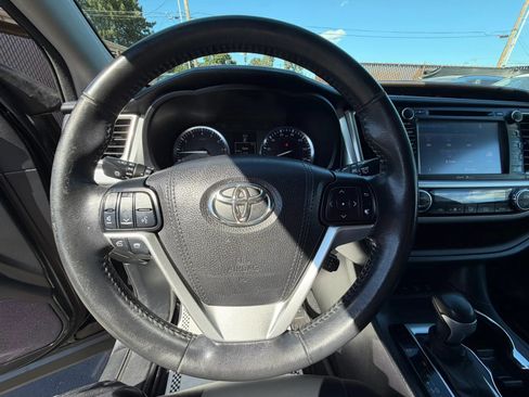 Used 2015 Toyota Highlander XLE AWD/4WD image 16