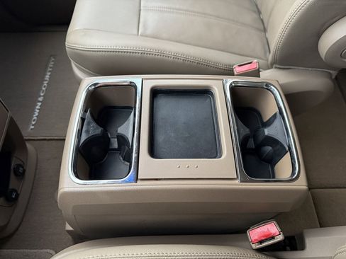 Used 2015 Chrysler Town & Country Touring w/ Driver Convenience Group image 34