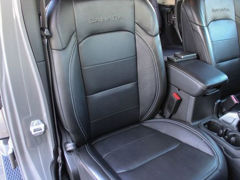 Used 2022 Jeep Wrangler Unlimited Sahara image 21