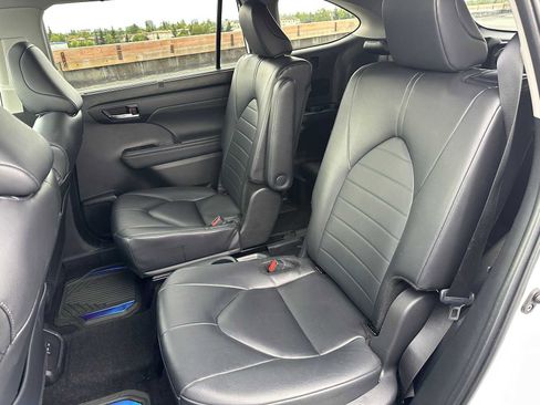 Used 2024 Toyota Highlander LE image 19