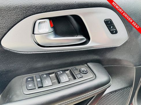 Used 2023 Chrysler Pacifica Touring-L w/ S Appearance Package FWD image 15