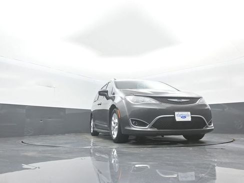 Used 2018 Chrysler Pacifica Touring-L Plus w/ Tire & Wheel Group FWD image 31