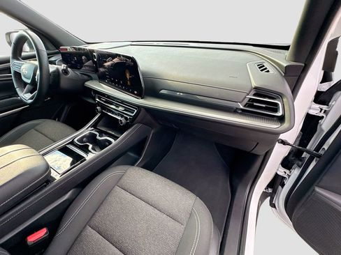 Used 2024 Chevrolet Traverse LT image 29