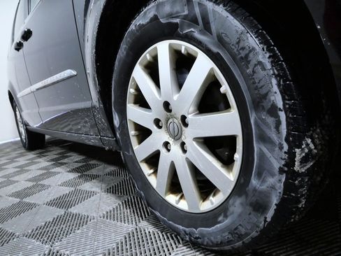 Used 2013 Chrysler Town & Country Touring image 2