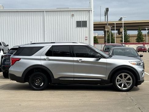 Used 2020 Ford Explorer Platinum w/ Premium Technology Package AWD/4WD image 3