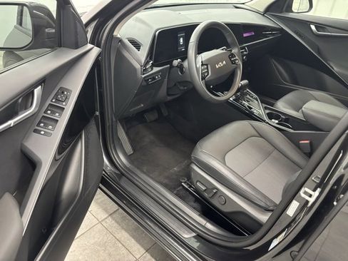 Used 2023 Kia Niro EX image 10