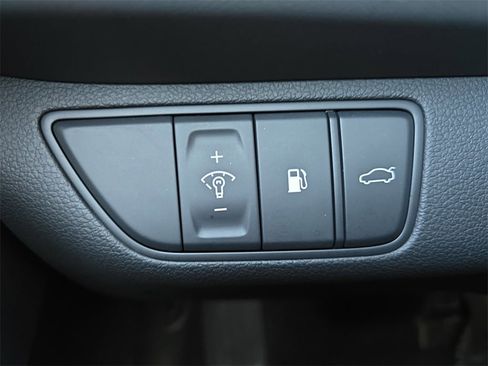 Used 2023 Genesis G70 2.0T image 25