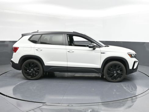 Used 2024 Volkswagen Taos SE w/ Panoramic Sunroof Package image 9