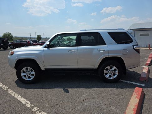 Used 2017 Toyota 4Runner SR5 AWD/4WD image 4