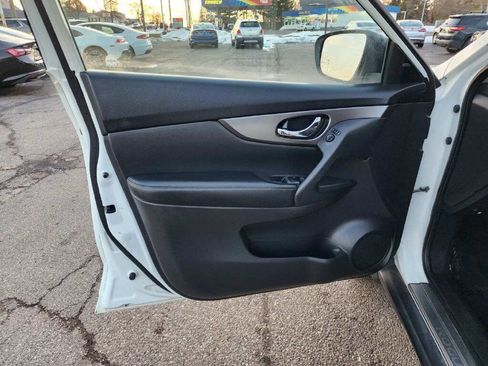 Used 2016 Nissan Rogue SV w/ SV Premium Package image 16