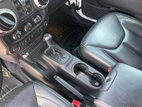 Used 2014 Jeep Wrangler Unlimited Rubicon AWD/4WD image 17