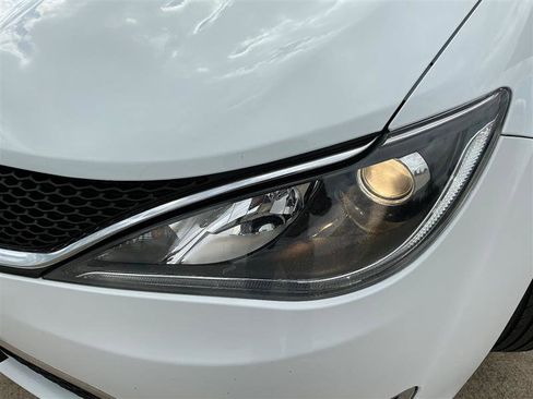 Used 2017 Chrysler Pacifica Touring-L w/ Tire & Wheel Group image 14