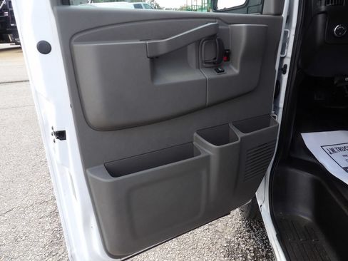 Used 2018 Chevrolet Express 2500 Extended RWD image 14