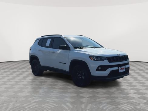 Used 2025 Jeep Compass Latitude w/ Altitude Special Edition AWD/4WD image 2