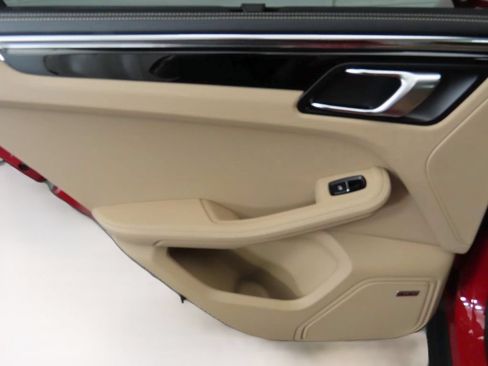 Certified 2025 Porsche Macan AWD/4WD image 27