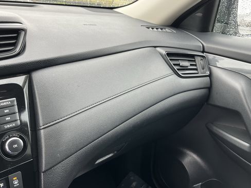 Used 2018 Nissan Rogue SV image 22