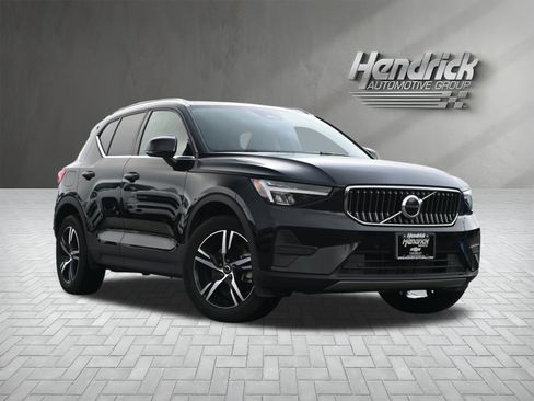 Used 2025 Volvo XC40 B5 Core image 2