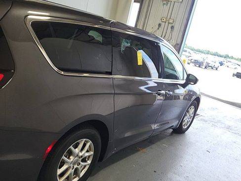 Used 2023 Chrysler Pacifica Touring-L FWD image 11