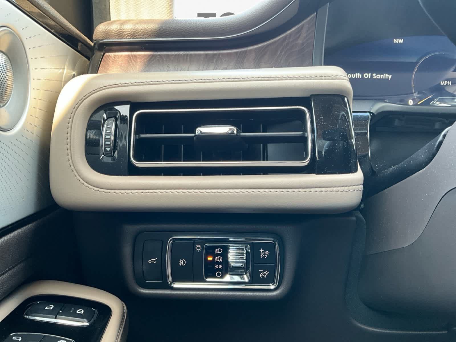 Used 2022 Lincoln Aviator Reserve w/ Equipment Group 201A AWD/4WD image 17