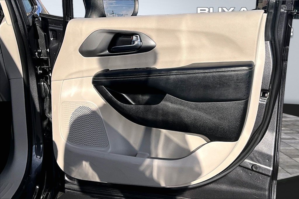 Used 2023 Chrysler Pacifica Touring-L FWD image 23